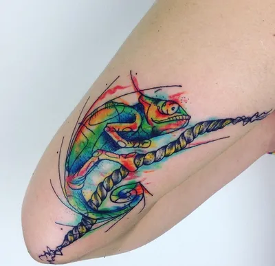 Фото татуировки ящерицы на руке с использованием белого цвета