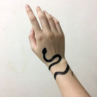 Фото тату хной на руке в стиле хиппи