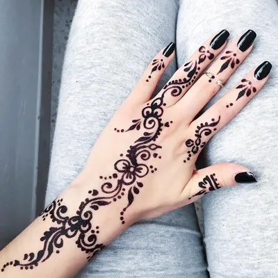 Изображение тату хной на руке в азиатском стиле