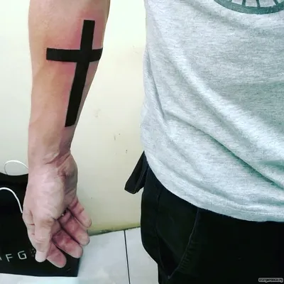 Тату крест на руке: фото в стиле графики