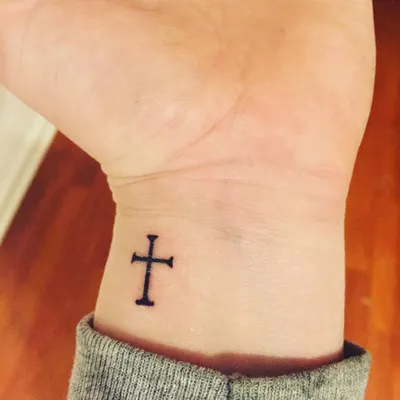 Крест на руке: фотография с близким планом на татуировку