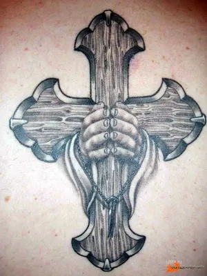Крест на руке: фотография с надписью на латинском языке