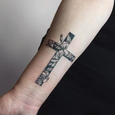 Крест на руке: фотография с эффектом ретро