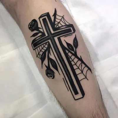 Изображение тату крест на руке: стильный кадр
