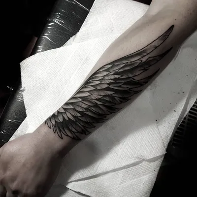 Крылья на руках: красивые фото татуировок