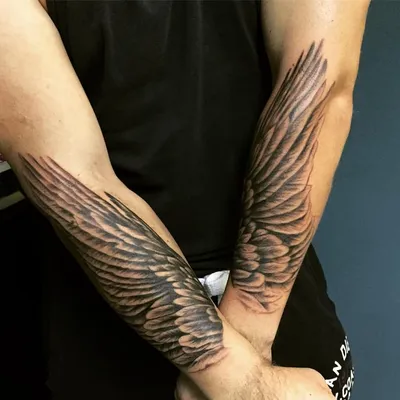 Крупное фото тату крылья на руке в формате JPG