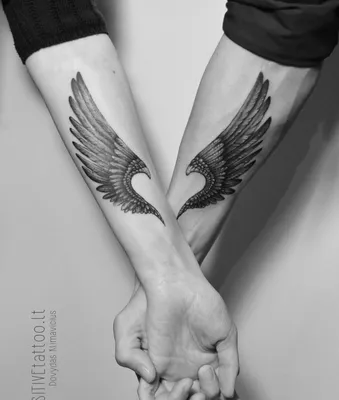 Фото тату крылья на руке с золотистыми оттенками