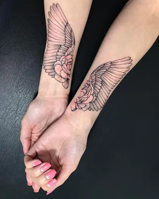 Картинка тату крылья на руке с элементами природы