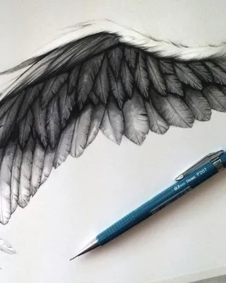 Фотография тату крылья на руке с символикой ангела