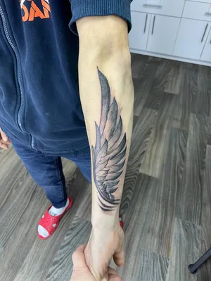 Фото тату крылья на руке в готическом стиле