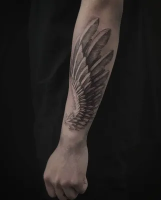 Изображение тату крылья на руке на руке с эффектом тумана