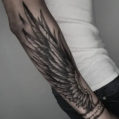 Картинка тату крылья на руке в высоком разрешении