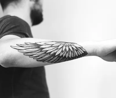 Изображение тату крылья на руке в классическом стиле