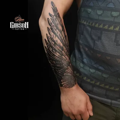 Фото тату крылья на руке с детальными линиями
