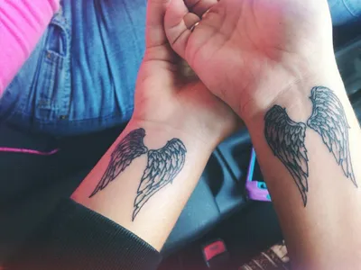 Татуировка крылья на руке: фото с разных ракурсов