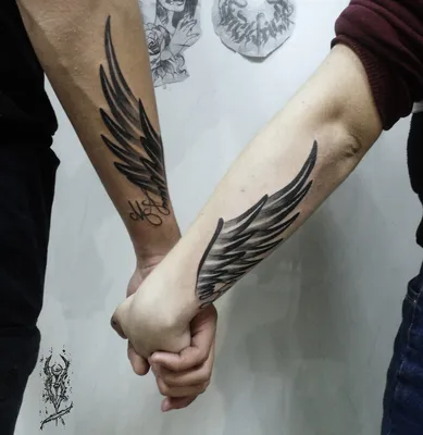 Фотография татуировки крылья на руке в формате WebP