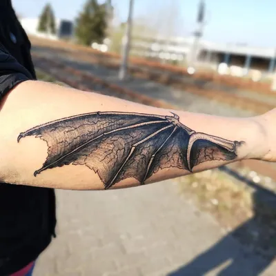 Татуировка крылья на руке: фото на рассвете