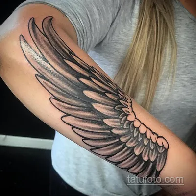 Фото татуировки крылья на руке в абстрактном стиле