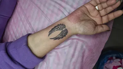 Фото тату крылья на руке с красивой подсветкой