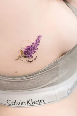 Маленькая цветная женская тату на ребре. Идеи женственных минитату с  цветами | Татуировки с изображением пальм, Тату сирени, Татуировки