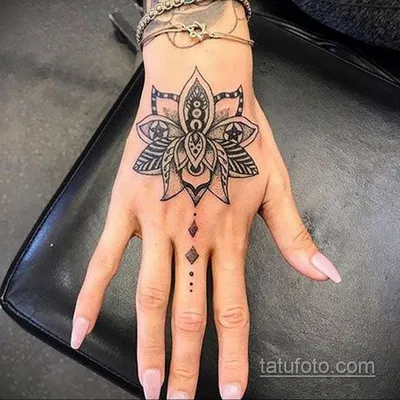 Татуировки на кисти руки девушек