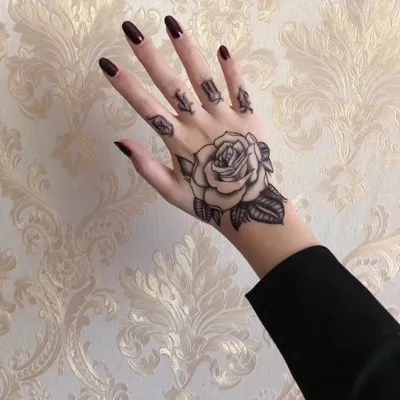Фотографии татуировок на кистях женских рук