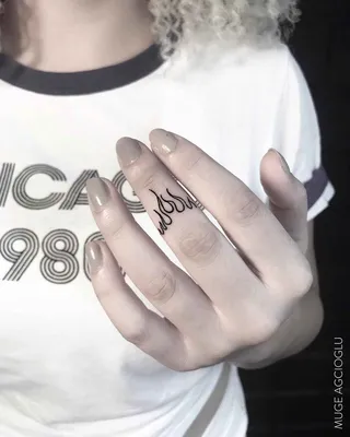 Татуировки на кистях женских рук в формате PNG