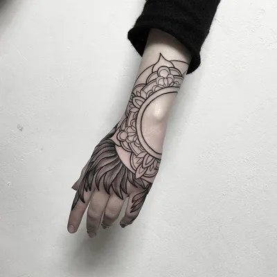 Татуировки на кисти рук женщин: стильные идеи и фото