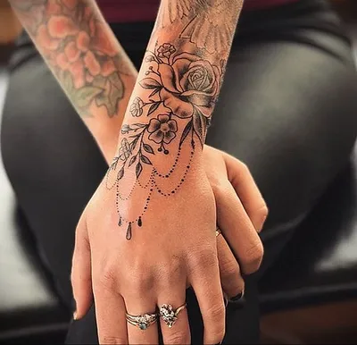 Тату на кисти рук: красота женских татуировок в фото