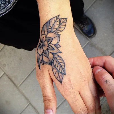 Татуировки на кисти рук: модные идеи для женщин