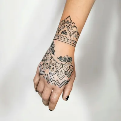 Татуировки на кистях рук: фотографии в формате JPG
