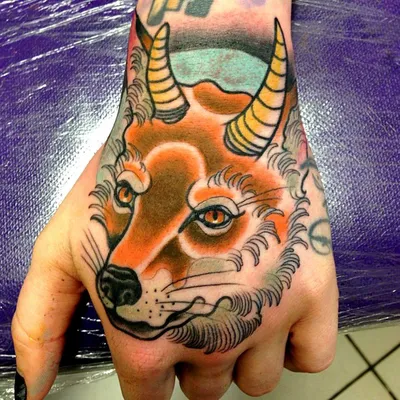 Татуировки на кистях рук: оригинальные идеи и красивые фото