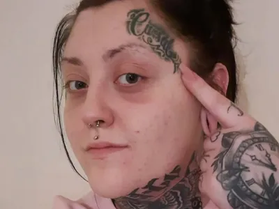 Женщина осталась без престижной работы из-за нелепой татуировки на лице:  Внешний вид: Ценности: Lenta.ru