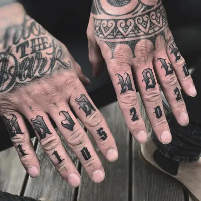 Тату на пальцах рук: фото с татуировками в виде карточных мастей