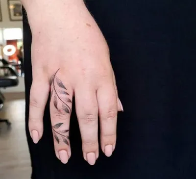 Татуировки на пальцах рук - идеи для пар