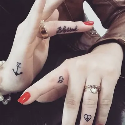 Черно-белые татуировки на пальцах рук