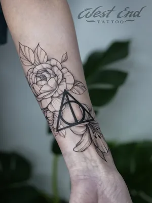 Татуировки на руке для девушек: изображения луны и звезд