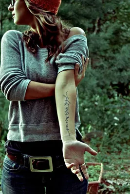 Женские руки с элегантной татуировкой в виде надписи (JPG, PNG, WebP)