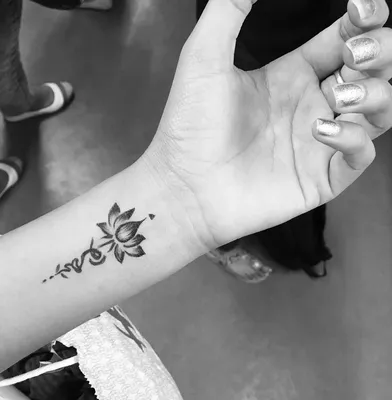 Фото татуировки Муравей на руке девушки (JPG, PNG, WebP)