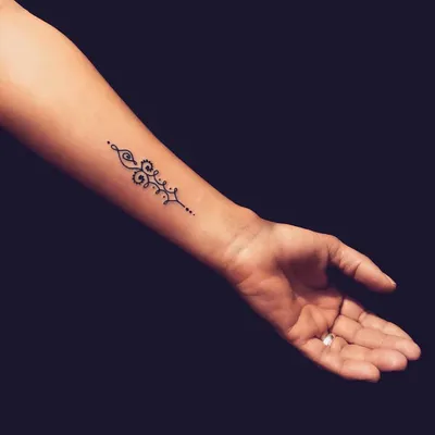 Татуировки на руке: фото с цитатами