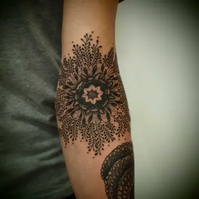 Изображение татуировки на сгибе руки для скачивания в WebP