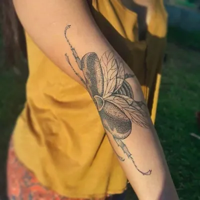 Фотография татуировки на сгибе руки с зодиакальным знаком