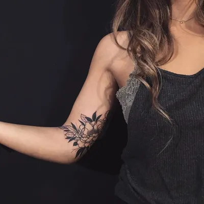 Картинка татуировки на сгибе руки с мелкими деталями
