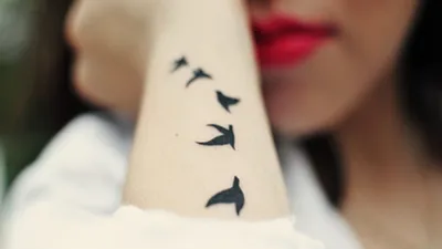 cool Удивительные тату на запястье для девушек — Лучшие варианты для тех,  кто стремится подчер… | Small wrist tattoos, Wrist tattoos for women, Small  flower tattoos