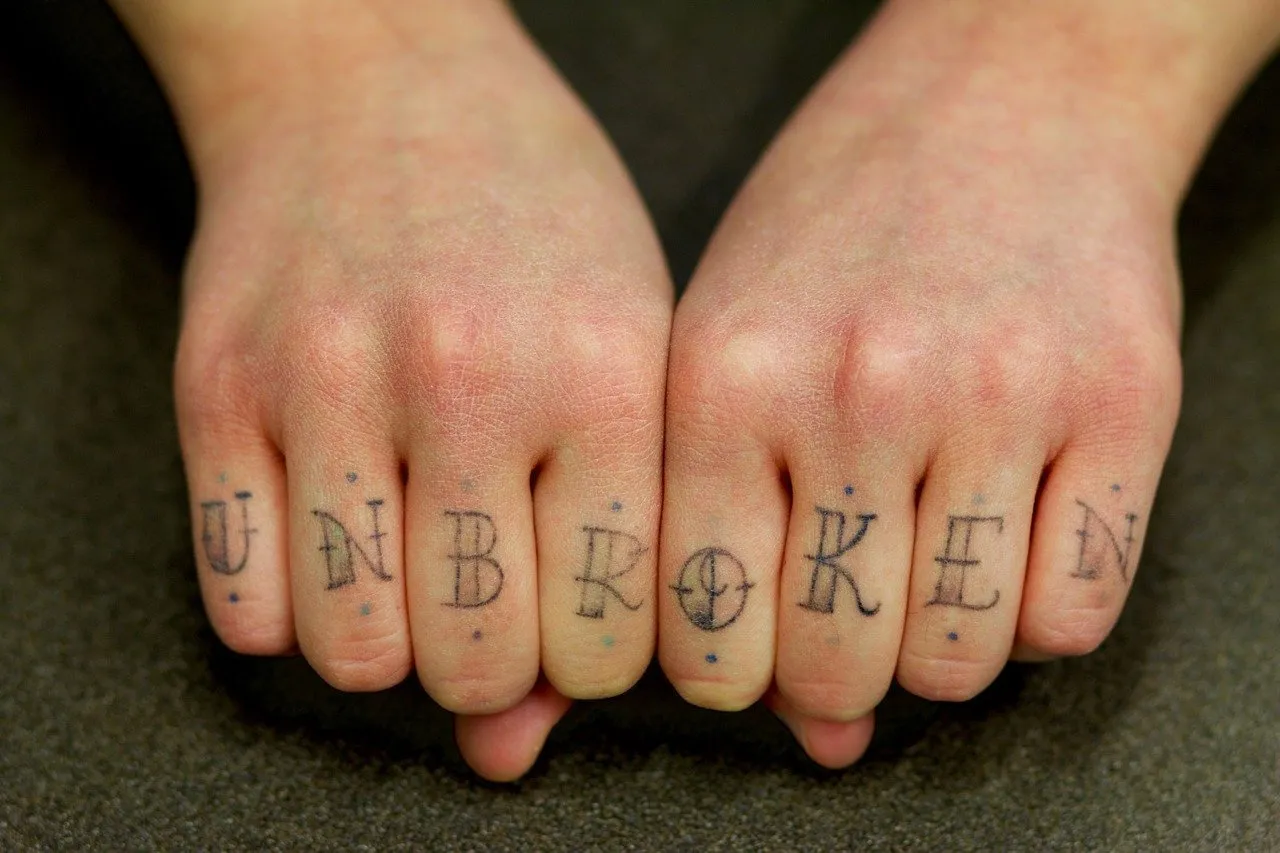 Татуировки на костяшках пальцев