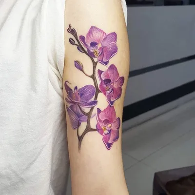 Реалистичная тату орхидеи на руке
