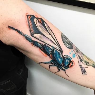 Уникальное татуирование стрекозы на руке: PNG изображение