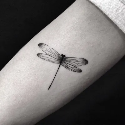 Фото татуировки стрекозы на руке: изображение с эффектом глубины