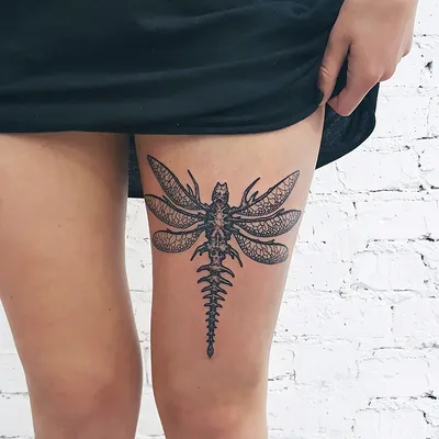 Татуировка стрекозы на руке: красивое изображение на фоне гор