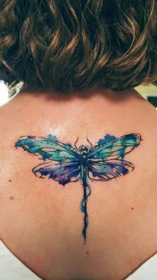 Татуировка стрекозы на руке: красивое изображение на фоне озера